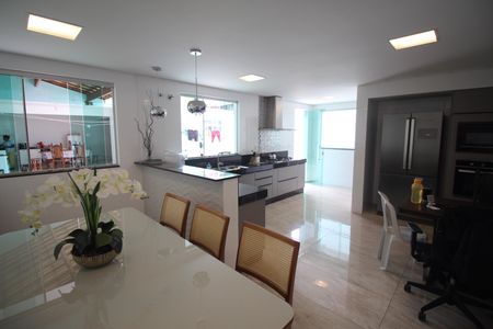 Casa à venda com 322m², 4 quartos e 4 vagasCozinha