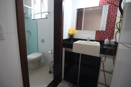 Casa à venda com 322m², 4 quartos e 4 vagasBanheiro 2