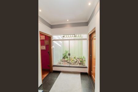 Casa à venda com 385m², 4 quartos e 5 vagas Casa à venda com 385m², 4 quartos e 5 vagasCorredor