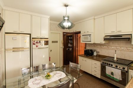 Casa à venda com 385m², 4 quartos e 5 vagas Casa à venda com 385m², 4 quartos e 5 vagasCozinha