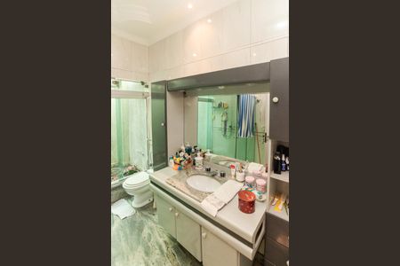 Casa à venda com 385m², 4 quartos e 5 vagas Casa à venda com 385m², 4 quartos e 5 vagasBanheiro da Suíte 1