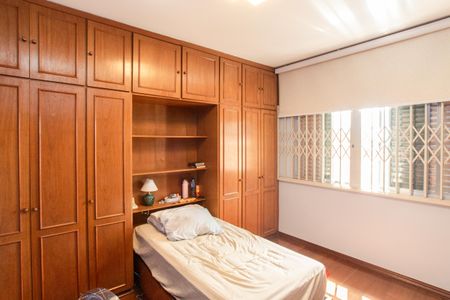 Casa à venda com 385m², 4 quartos e 5 vagas Casa à venda com 385m², 4 quartos e 5 vagasQuarto 1