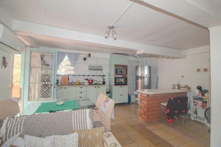 Casa à venda com 340m², 5 quartos e 4 vagasCasa 2/ Sala e Cozinha