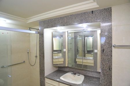 Apartamento à venda com 392m², 4 quartos e 3 vagas Apartamento à venda com 392m², 4 quartos e 3 vagasBanheiro Suíte Principal