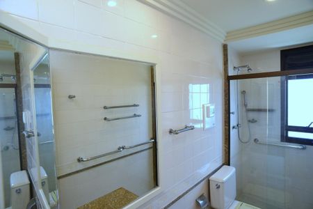 Apartamento à venda com 392m², 4 quartos e 3 vagas Apartamento à venda com 392m², 4 quartos e 3 vagasBanheiro Suíte