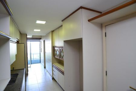 Apartamento à venda com 392m², 4 quartos e 3 vagas Apartamento à venda com 392m², 4 quartos e 3 vagasCozinha