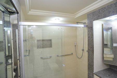 Apartamento à venda com 392m², 4 quartos e 3 vagas Apartamento à venda com 392m², 4 quartos e 3 vagasBanheiro Suíte Principal