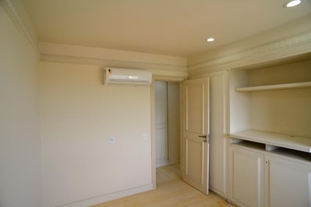 Apartamento à venda com 392m², 4 quartos e 3 vagas Apartamento à venda com 392m², 4 quartos e 3 vagasQuarto 2