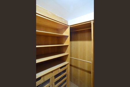 Apartamento à venda com 392m², 4 quartos e 3 vagas Apartamento à venda com 392m², 4 quartos e 3 vagasCloset