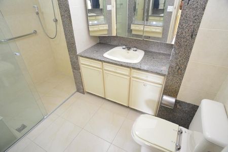 Apartamento à venda com 392m², 4 quartos e 3 vagas Apartamento à venda com 392m², 4 quartos e 3 vagasBanheiro Suíte Principal