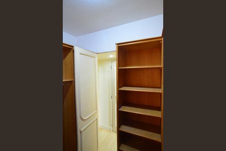 Apartamento à venda com 392m², 4 quartos e 3 vagas Apartamento à venda com 392m², 4 quartos e 3 vagasCloset