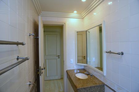 Apartamento à venda com 392m², 4 quartos e 3 vagas Apartamento à venda com 392m², 4 quartos e 3 vagasBanheiro Suíte