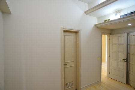 Apartamento à venda com 392m², 4 quartos e 3 vagas Apartamento à venda com 392m², 4 quartos e 3 vagasSala de Leitura