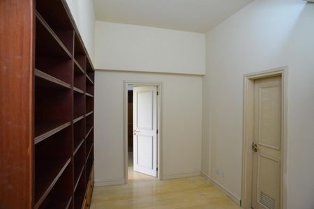 Apartamento à venda com 392m², 4 quartos e 3 vagas Apartamento à venda com 392m², 4 quartos e 3 vagasSala de Leitura