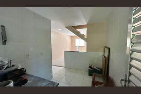 Cozinha de casa de condomínio para alugar com 2 quartos, 80m² em Guaratiba, Rio de Janeiro