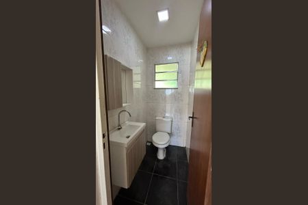 Banheiro de casa de condomínio para alugar com 2 quartos, 80m² em Guaratiba, Rio de Janeiro