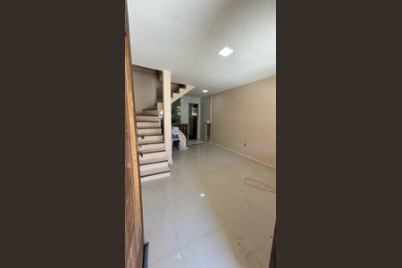 Sala de casa de condomínio para alugar com 2 quartos, 80m² em Guaratiba, Rio de Janeiro