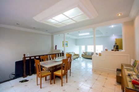 Casa à venda com 242m², 3 quartos e 3 vagas Casa à venda com 242m², 3 quartos e 3 vagasSala