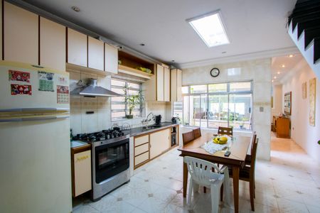 Casa à venda com 242m², 3 quartos e 3 vagas Casa à venda com 242m², 3 quartos e 3 vagasCozinha