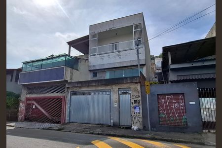 Casa à venda com 242m², 3 quartos e 3 vagas Casa à venda com 242m², 3 quartos e 3 vagasFachada