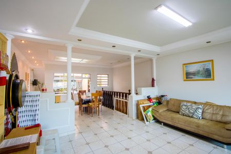 Casa à venda com 242m², 3 quartos e 3 vagas Casa à venda com 242m², 3 quartos e 3 vagasSala