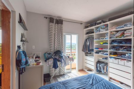 Casa à venda com 230m², 4 quartos e 4 vagasSuíte