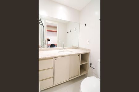 Banheiro de kitnet/studio para alugar com 1 quarto, 27m² em Campo Belo, São Paulo