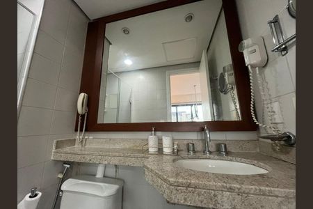Banheiro de apartamento à venda com 1 quarto, 28m² em Indianópolis, São Paulo