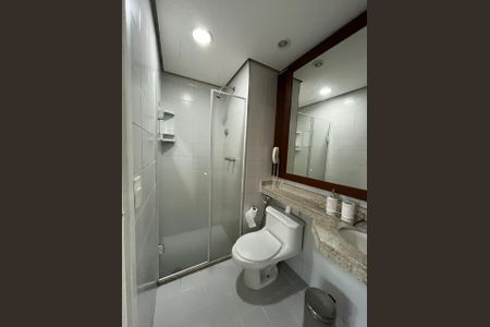 Banheiro de apartamento à venda com 1 quarto, 28m² em Indianópolis, São Paulo