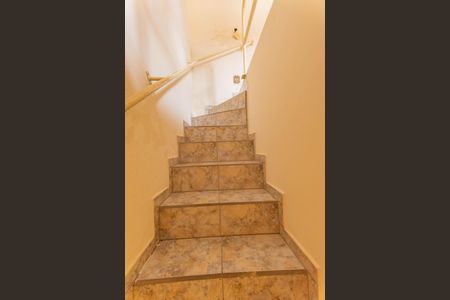 Casa à venda com 250m², 4 quartos e 4 vagasCasa2- Escada