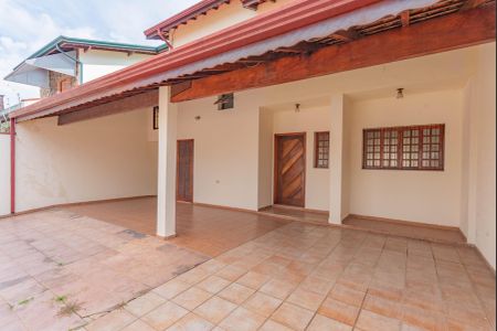 Casa à venda com 250m², 4 quartos e 4 vagasFachada