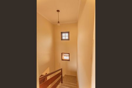 Casa à venda com 250m², 4 quartos e 4 vagasEscada