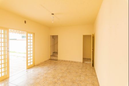 Casa à venda com 250m², 4 quartos e 4 vagasCasa 2- Sala