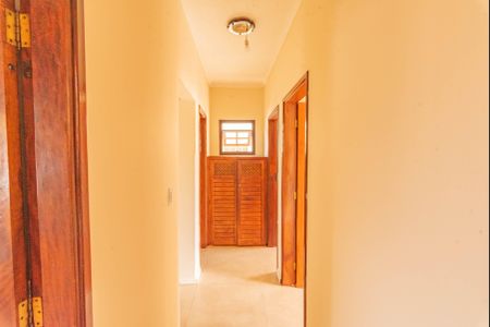 Casa à venda com 250m², 4 quartos e 4 vagasCorredor