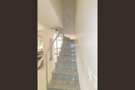 Casa à venda com 112m², 2 quartos e 1 vaga Casa à venda com 112m², 2 quartos e 1 vagaEscada