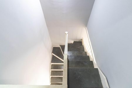 Casa de condomínio para alugar com 84m², 2 quartos e 1 vaga Casa de condomínio para alugar com 84m², 2 quartos e 1 vagaEscada