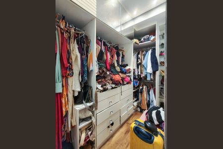 Apartamento à venda com 143m², 3 quartos e 2 vagas Apartamento à venda com 143m², 3 quartos e 2 vagasCloset da suíte