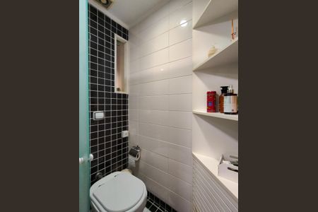 Apartamento à venda com 143m², 3 quartos e 2 vagas Apartamento à venda com 143m², 3 quartos e 2 vagasBanheiro da Suíte