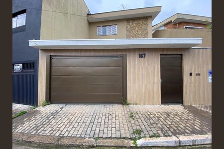 Casa à venda com 227m², 3 quartos e 5 vagas Casa à venda com 227m², 3 quartos e 5 vagasFachada