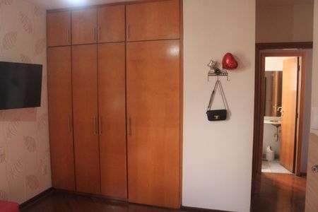 Apartamento à venda com 240m², 3 quartos e 4 vagasSuíte 2