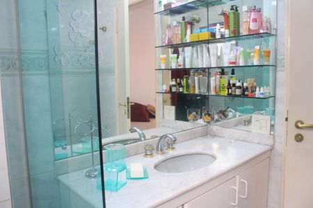 Apartamento à venda com 240m², 3 quartos e 4 vagasBanheiro da Suíte 1