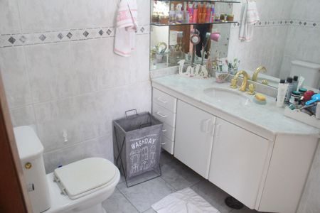 Apartamento à venda com 240m², 3 quartos e 4 vagasBanheiro da Suíte 2