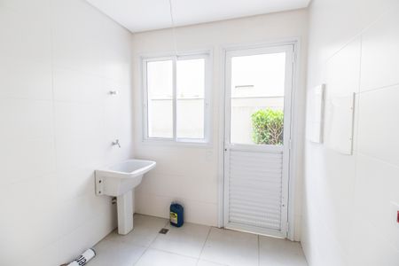 Casa de condomínio à venda com 430m², 4 quartos e 6 vagas Casa de condomínio à venda com 430m², 4 quartos e 6 vagasÁrea de Serviço