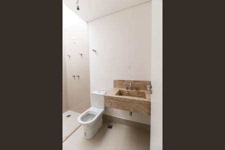 Casa de condomínio à venda com 430m², 4 quartos e 6 vagas Casa de condomínio à venda com 430m², 4 quartos e 6 vagasBanheiro da Suíte