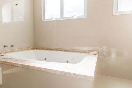 Casa de condomínio à venda com 430m², 4 quartos e 6 vagas Casa de condomínio à venda com 430m², 4 quartos e 6 vagasBanheiro da Suíte