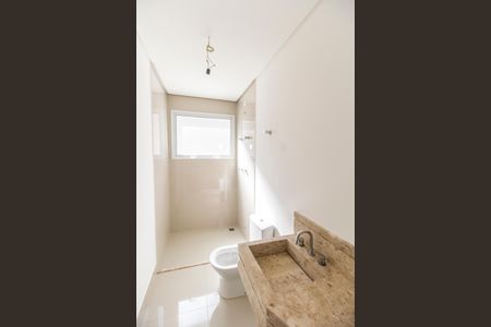 Casa de condomínio à venda com 430m², 4 quartos e 6 vagas Casa de condomínio à venda com 430m², 4 quartos e 6 vagasBanheiro da Suíte