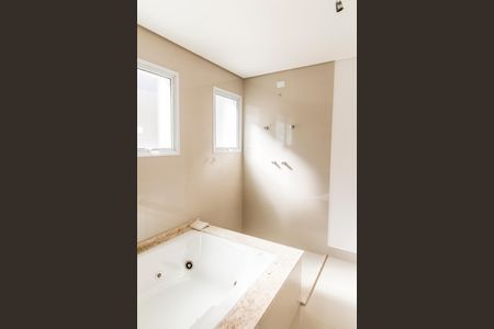 Casa de condomínio à venda com 430m², 4 quartos e 6 vagas Casa de condomínio à venda com 430m², 4 quartos e 6 vagasBanheiro da Suíte