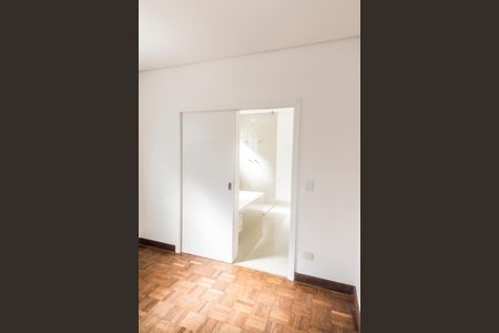 Casa de condomínio à venda com 430m², 4 quartos e 6 vagas Casa de condomínio à venda com 430m², 4 quartos e 6 vagasCloset da suíte