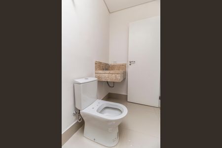 Casa de condomínio à venda com 430m², 4 quartos e 6 vagas Casa de condomínio à venda com 430m², 4 quartos e 6 vagasBanheiro da Suíte