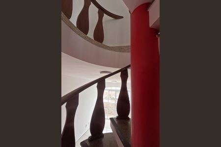 Apartamento para alugar com 150m², 3 quartos e 1 vagaEscadas para o 1º Piso